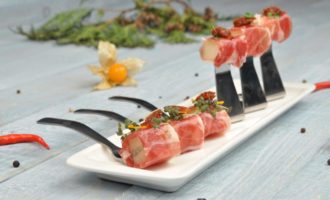 ролл с пармской ветчиной,дыня и рукола