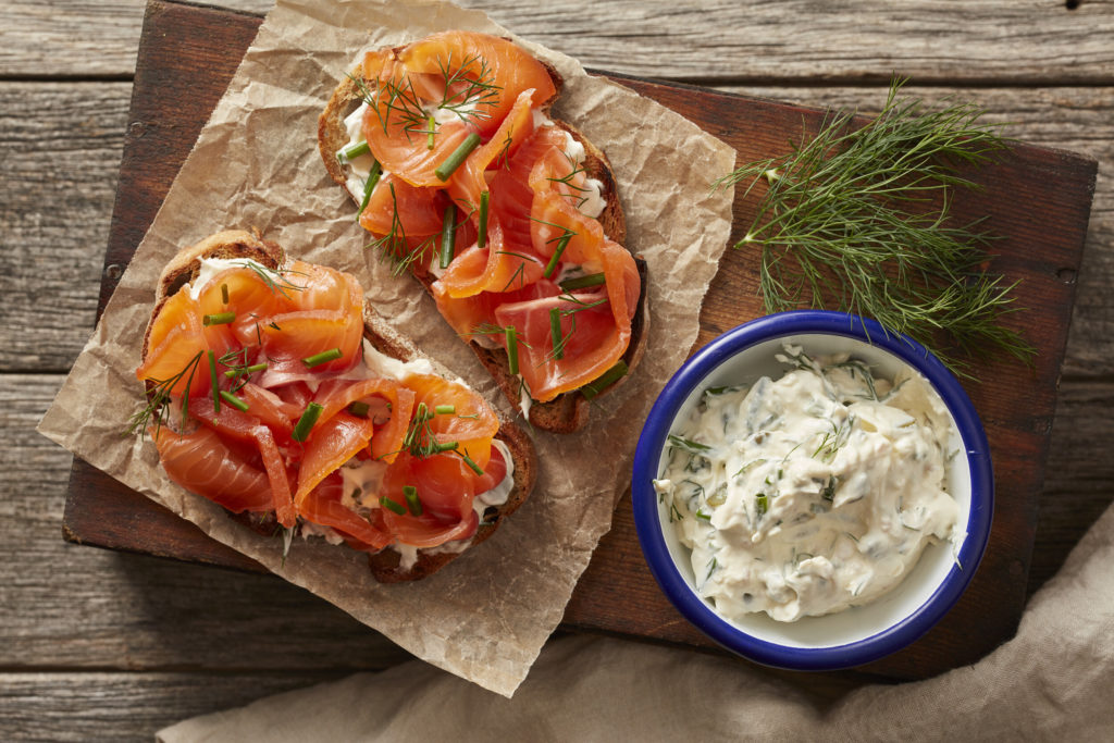 Традиционный гравлакс/gravlax из лосося.