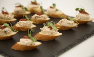 канапе с копченой курицей